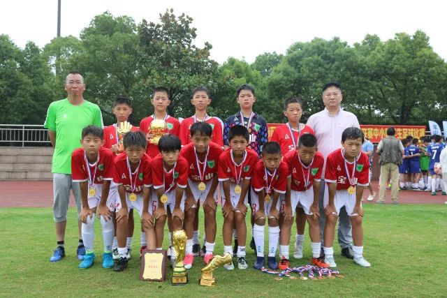 西甲-拉菲尼亚帽子戏法莱万破门 巴萨7-0胜